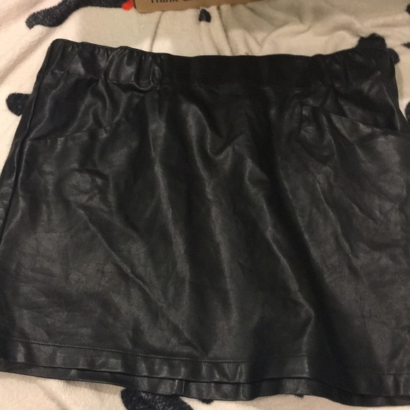 Faux leather black skirt - Picture 3 of 3